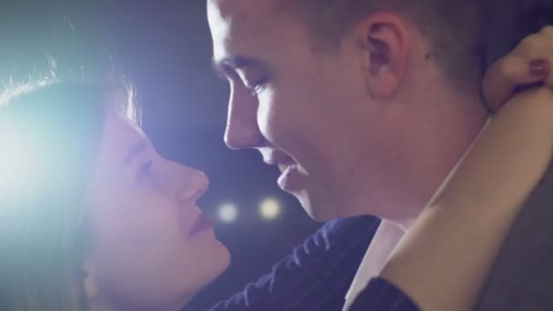 En mand og en kvinde danser en langsom dans close-up og kys – Stock-video