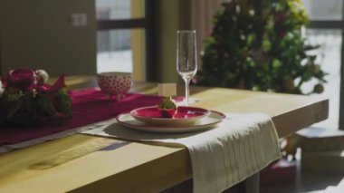 Noel 'e hazırlanmak, evde şenlik masası servis etmek. Noel gelenekleri.