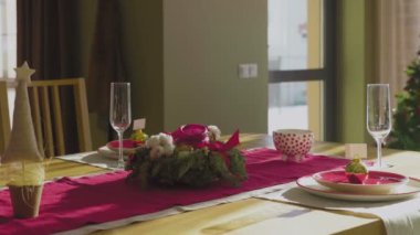 Noel 'e hazırlanmak, evde şenlik masası servis etmek. Noel gelenekleri.