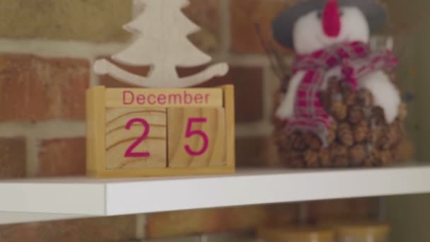Vinte e cinco de dezembro, calendário de madeira. Eva de Ano Novo. No Natal. Close-up — Vídeo de Stock