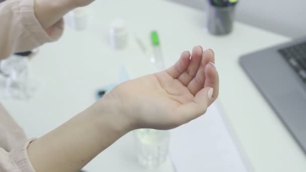 Nahaufnahme einer nicht erkennbaren Frau, einer Patientin, die ein Gefäß mit Tabletten in der Hand hält und es in ihre Hand gießt — Stockvideo