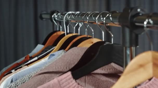 Una tienda de ropa con ropa en los hangers.Close-up — Vídeos de Stock