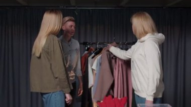 Bir giyim mağazasındaki kadınlar kendileri için bir şeyler seçer, giysi denerler. Giyim mağazalarına bir gezi.