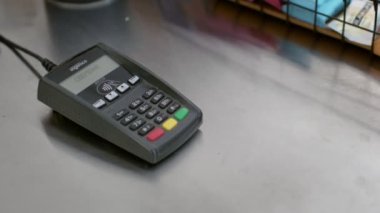 NFC teknolojisi kullanılarak akıllı telefon ile ödeme. Yakın plan, cep telefonu ödeme teknolojisi kavramı.