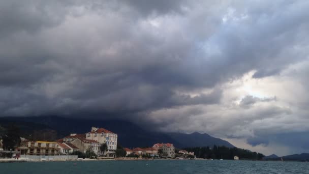 Muntenegru trece muntele peste norii de mare albastru închis — Videoclip de stoc