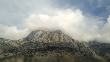 zaman atlamalı dağlar bulutlar altında