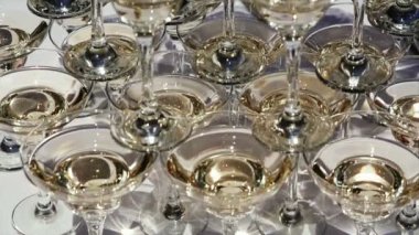 Şampanya bardağı bir partiye sunulmakta Piramidi