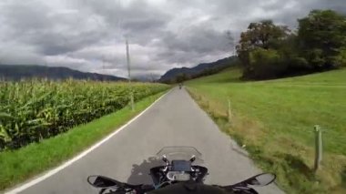 Buğday alan bakış açısı ile sürme motosiklet