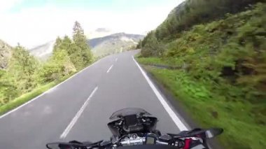Dağlar açısından rides keskin alarak motosiklet döner