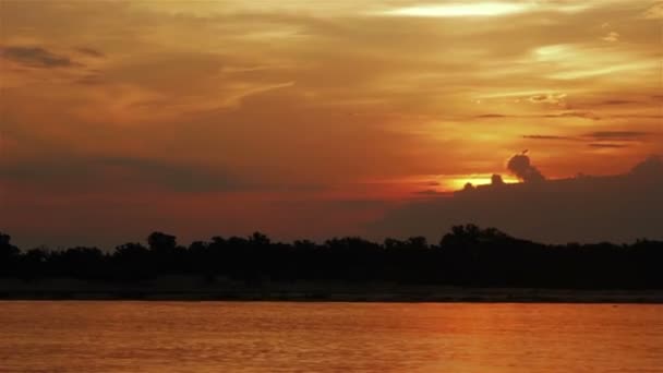 Krásná obloha při západu slunce a mraky na řece Volze — Stock video