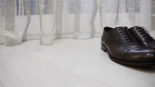 Vestido masculino marrom sapatos elegância deslizante de perto — Vídeo de Stock