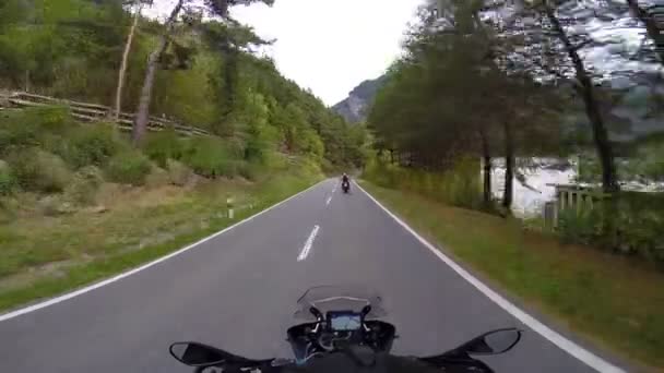Прогулка на мотоцикле по лесу с видом на горы — стоковое видео