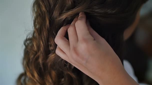 Kadeřník dělá vlasy styl — Stock video