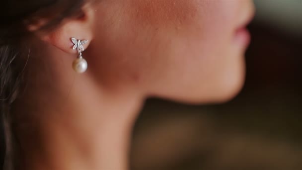 Mujer eariings primer plano — Vídeos de Stock