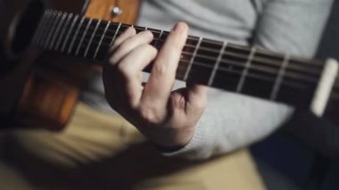 adam siyah arka plan ağır çekim gitar çalmak