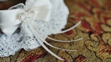 bir yastık döşeme ve düğünü için hazırlanan gelin jartiyer