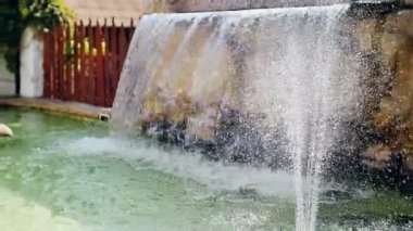 Çeşme bahçe yavaş hareket ile yapay şelale