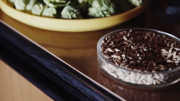 Зерна в мисці перед приготуванням крупним планом на столі — стокове відео