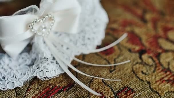 Das Strumpfband der Braut, das auf einem Kissen liegt und für die Hochzeit vorbereitet ist — Stockvideo
