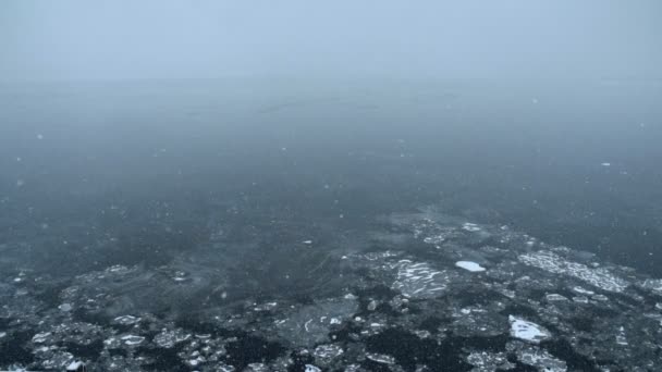 Neve queda rio gelo câmera lenta — Vídeo de Stock