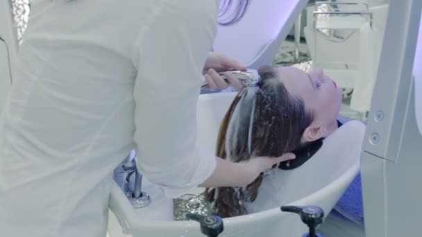 Haare waschen im Salon-Schieberegler — Stockvideo
