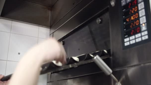 Chef put in the oven pan of biscuits — Stock Video