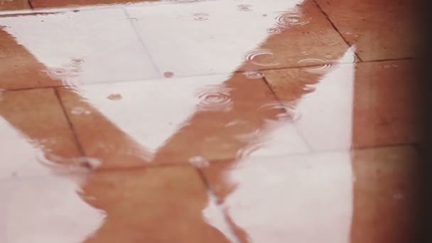 水滴在户外地板上关闭了 — 图库视频影像