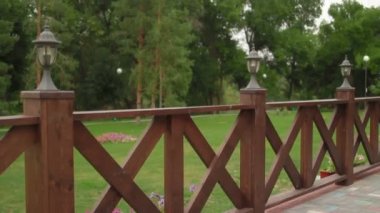 Yaz yatay satır ağaçlar gök gürültüsü bulutlar zemin karşı