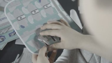 Çocuk basın ayrıntılı oyuncak Oluşturucu olarak yakın çekim yetersiz