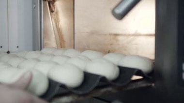 Fırın tava bisküvi ilave koymak aşçı yakın çekim