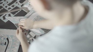 küçük çocuk basın ayrıntılı olarak oyuncak desen yetersiz yakın çekim