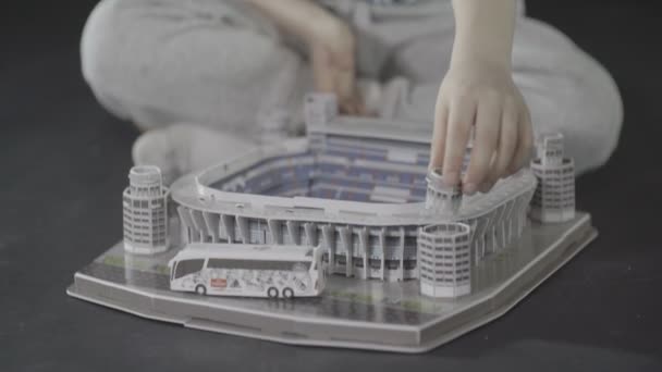 Dítě sbírá hračku sportovní stadion Netříděné úzké shot — Stock video