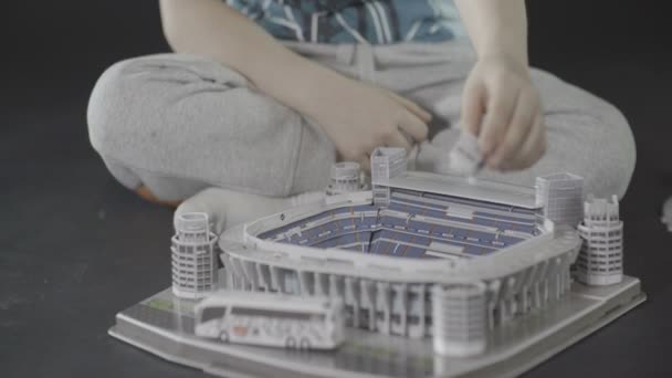 Kind verzamelt speelgoed sport stadion ongesorteerde nauwe shot zwarte achtergrond — Stockvideo