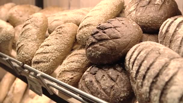 Pão e fatias de pão diferentes. Fundo alimentar . — Vídeo de Stock