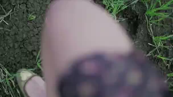 美女快速穿过绿色的田野摄像机跟随鞋关闭 — 图库视频影像