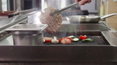 Barbekü ızgara kaydırıcı yavaş hareket et ve sebze pişirme Profesyonel şef