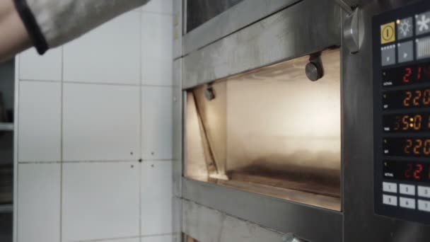 Повар получает кастрюлю с печеньем из духовки — стоковое видео