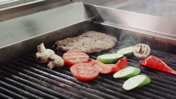 Chef koken vlees en groenten op barbecue grill — Stockvideo