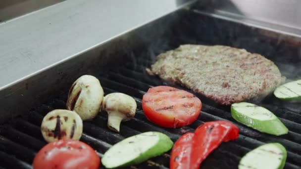 Chef profissional cozinhar carne e legumes em churrasqueira — Vídeo de Stock