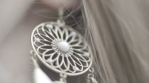 Beauty girl Earrings with white feathers extra close up — Stock Video