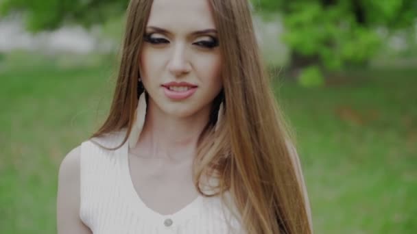 Beautiful woman with green eyes and brown hair goes to the camera slow motion — Stock Video