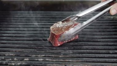 Şef taze biftek ızgara