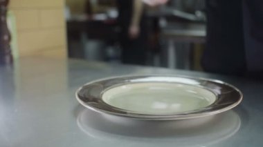 Şef baharat bir plaka üzerine dökülen.