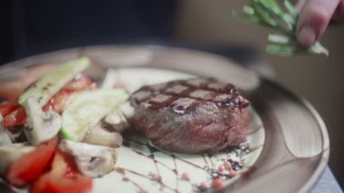 Tam yemek yemek ve bir tepside koyarak Yeşiller