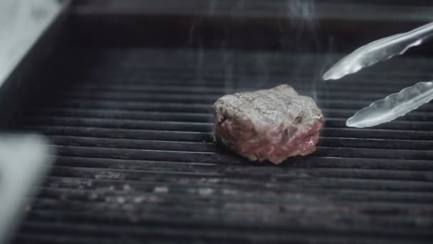 Chef roast beef on the grill and re lay it — Stock Video