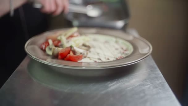 Cuoco mettere una bistecca a cena macchina fotografica roll close up — Video Stock