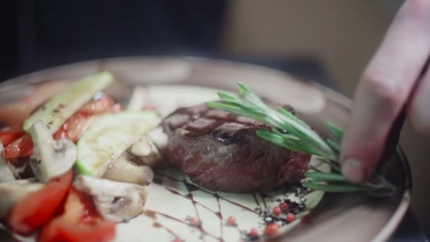 Cook matlagning och putting greener på ett fat — Stockvideo