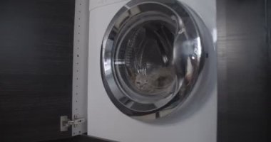 Kedi çamaşır makinesi düz renk dışarı atlar