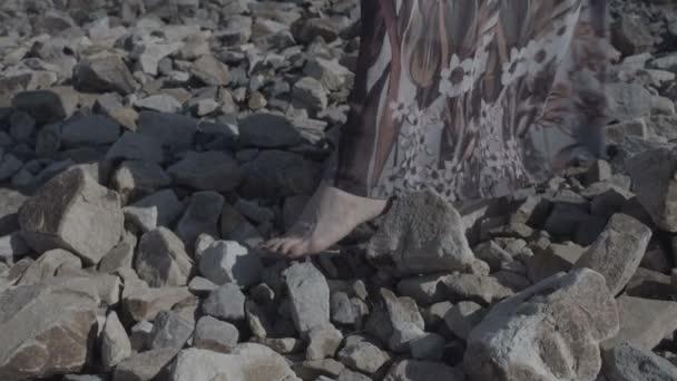 Bliska szczegółów womans stóp w długiej sukni stojącej na duże kamienie płaskie kolor — Wideo stockowe