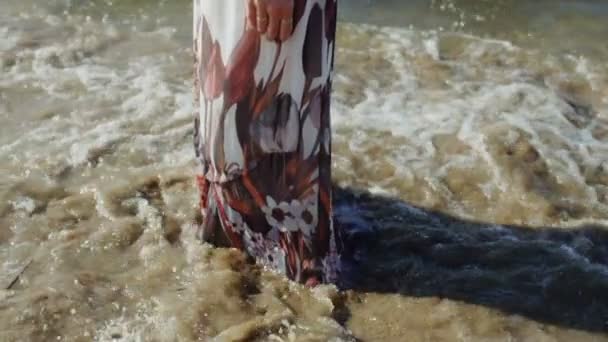 Vrouwen bedraagt in witte bloemen jurk op het strand van de zee in de Golf schuim zonnige zomerdag — Stockvideo